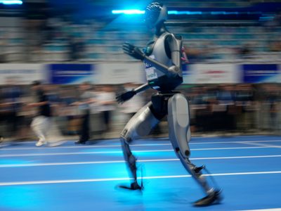 Robots humaoides bailan hip-hop y hacen artes marciales en feria tecnológica