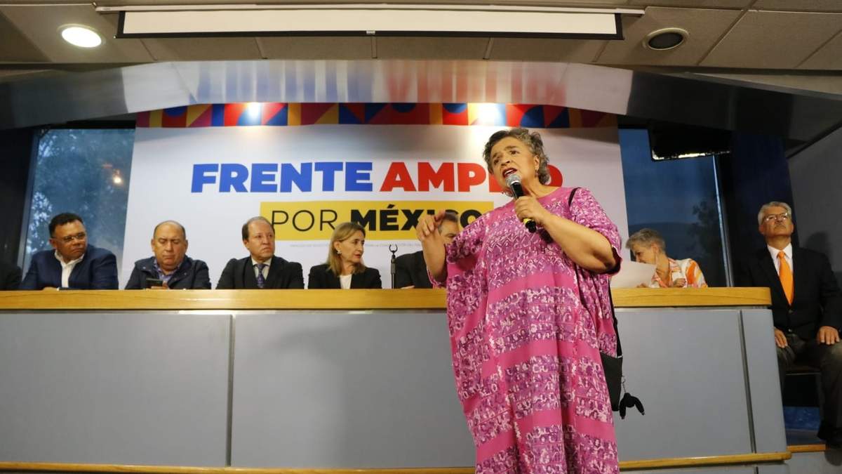 La senadora priista se registró como precandidata presidencial