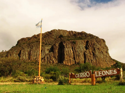 Cerro Leones, el rincón más curioso de Bariloche: tres cuevas, un lago oculto y toda la información para llegar