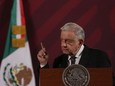 AMLO pide al INE implementar voto electrónico para paisanos en elecciones de 2024