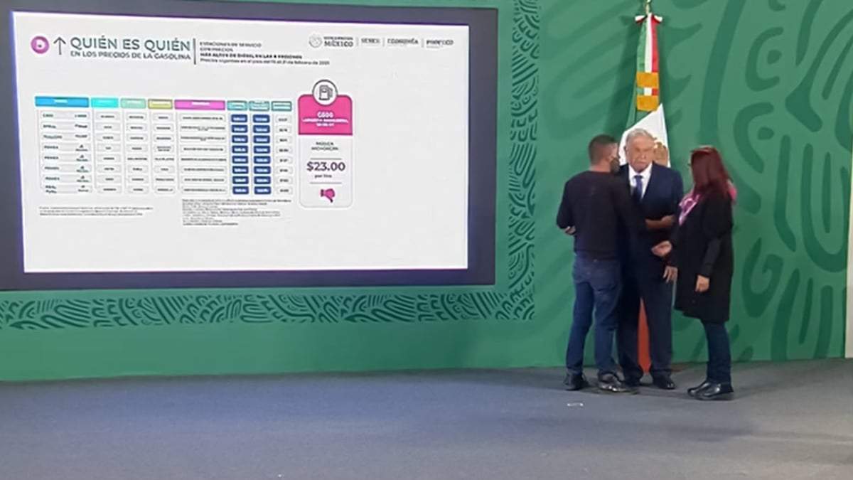 El hombre abordó al presidente López Obrador poco después de iniciada la conferencia