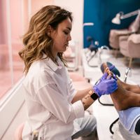 El secreto mejor guardado de las francesas: los 5 colores de uñas de los pies que hacen match perfecto con la manicura francesa