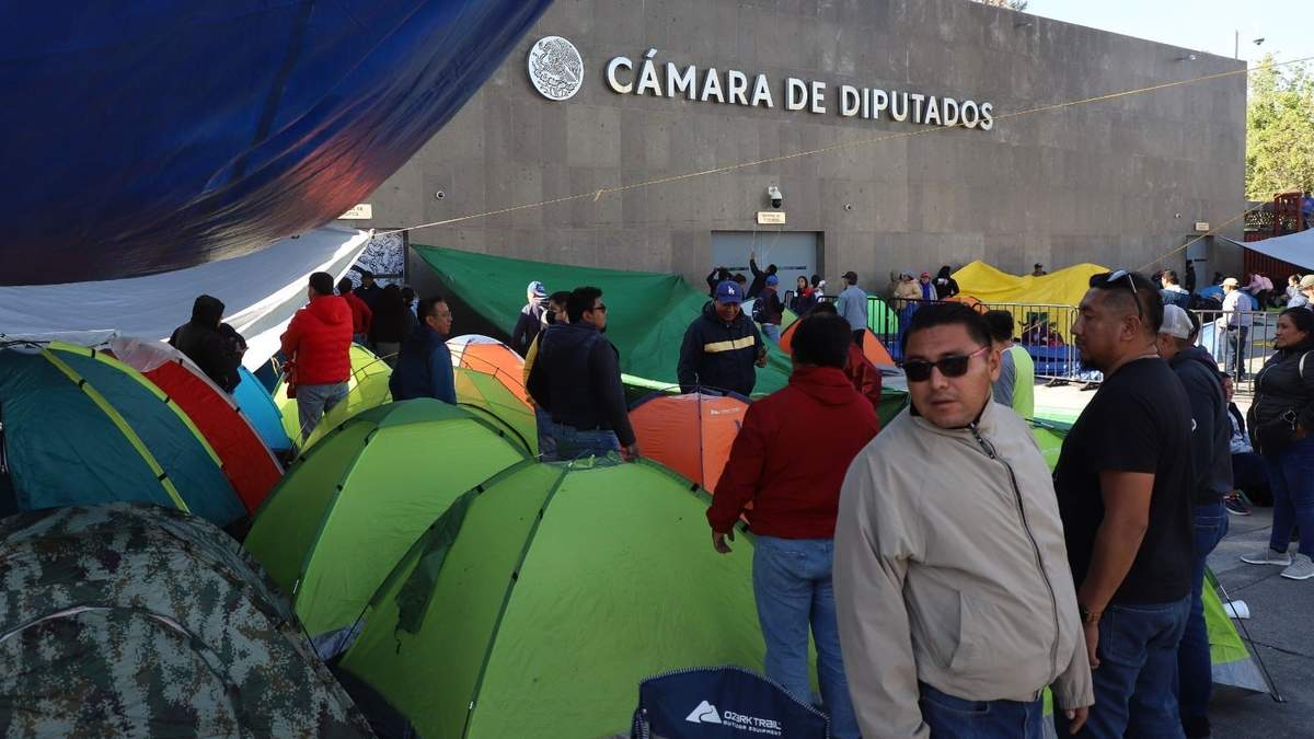 Plantón de la CNTE frente a la Cámara de Diputados, el jueves 13 de noviembre de 2025
