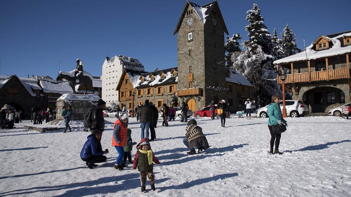Turistas en el Centro Cívico de Bariloche. Fuente: (Twitter)