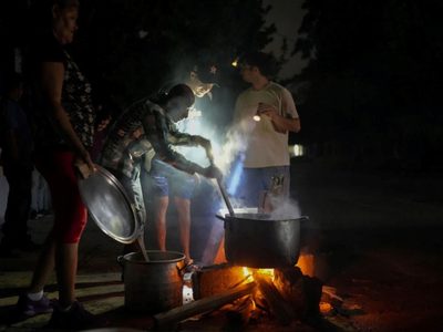Los cubanos luchan porque la electricidad no se restablece por completo tras el apagón en la isla