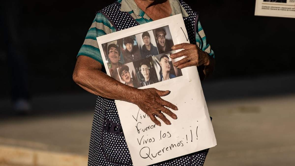 Búsqueda de los jóvenes por parte de familiares y amigos