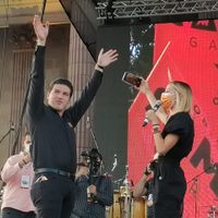 Samuel García en la Macroplaza, una fiesta de poses y selfies