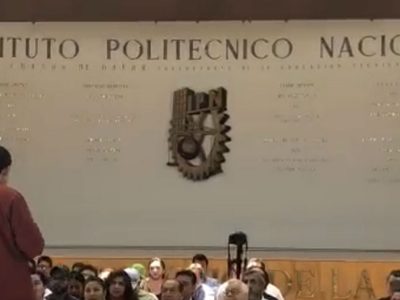Forcejeo de policías con alumnos, agresiones a la prensa y blindaje al evento, marcan la visita de Arriola al IPN