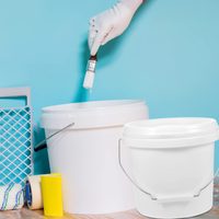 Si tenés baldes de pintura vacíos, no los tires: hacé esta mesita para tomar el café sin gastar un peso