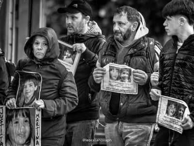 Tragedia en el camping Lolen: marcharon bajo la lluvia para pedir justicia por Martina y Matías