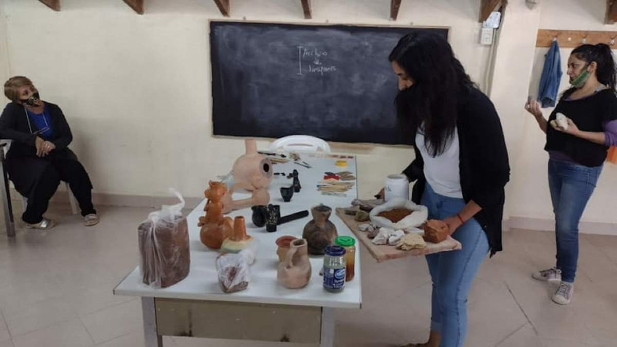 Alumnas preparando los elementos para comenzar con la capacitación. Fuente: (Twitter)