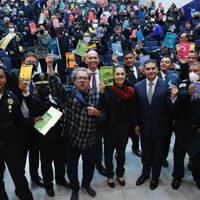 Sheinbaum entrega a policías condecoraciones y libros del FCE