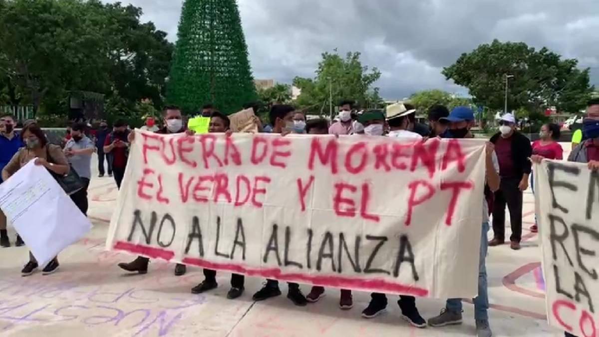 Los opositores a la alianza se manifestaron frente al palacio municipal de Cancún