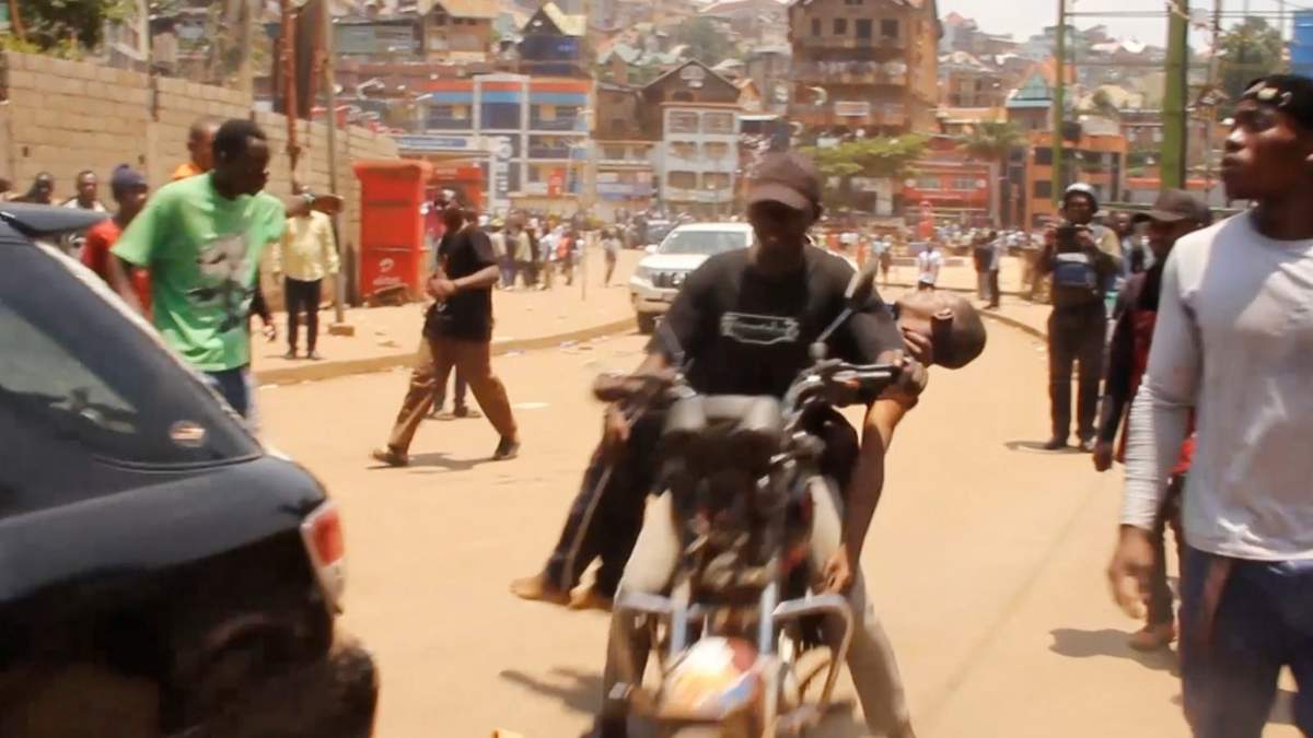 Foto tomada de video que muestra a gente ayudando a víctimas tras dos explosiones durante una reunión del grupo rebelde M23 en Bukavu, en el este del Congo, el 27 de febrero del 2025