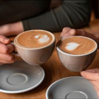 ¿No tenés ni tiempo para un café con amigos? La psicología dice que el problema no es tu agenda