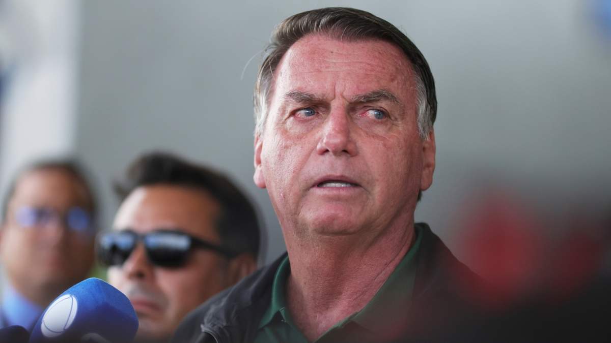 El expresidente de Brasil, Jair Bolsonaro, habla con reporteros al llegar al Aeropuerto Internacional de Brasilia, en Brasilia, Brasil, el martes 25 de marzo de 2025