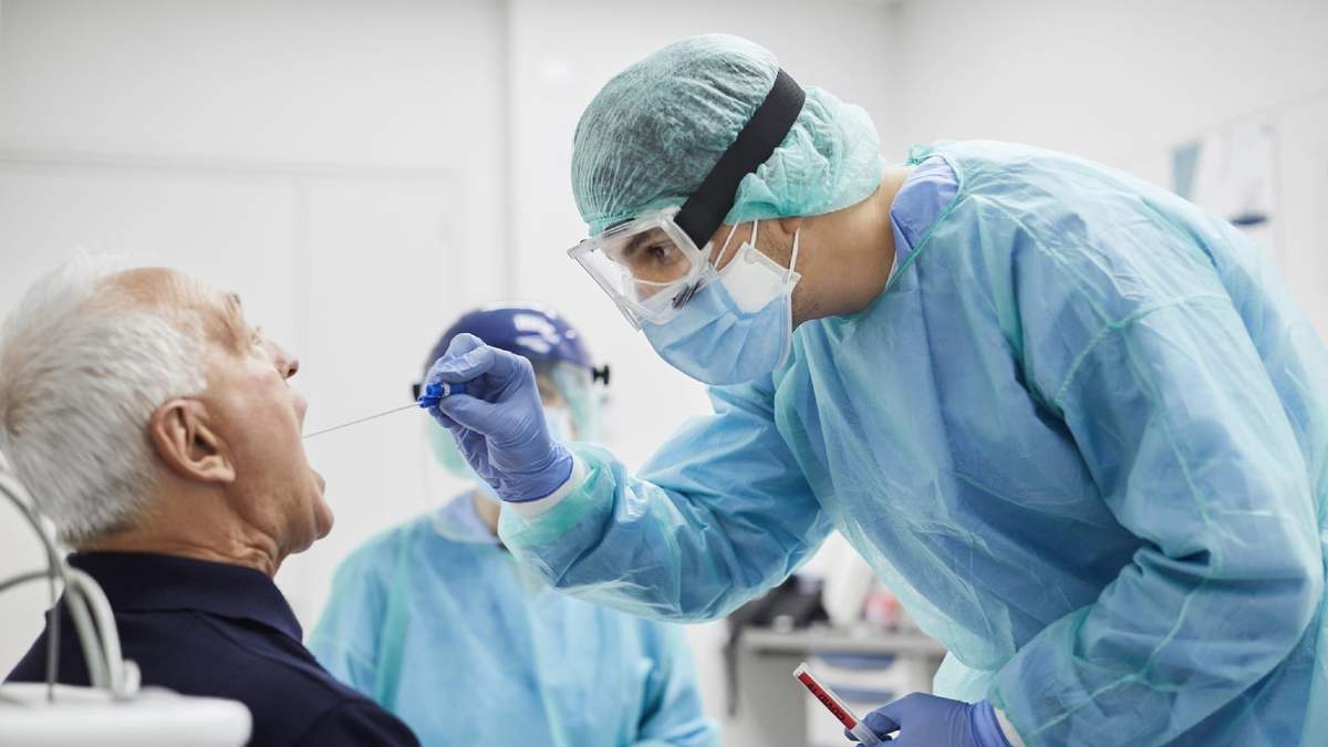 Médico realizando una prueba PCR. Fuente: (Twitter)