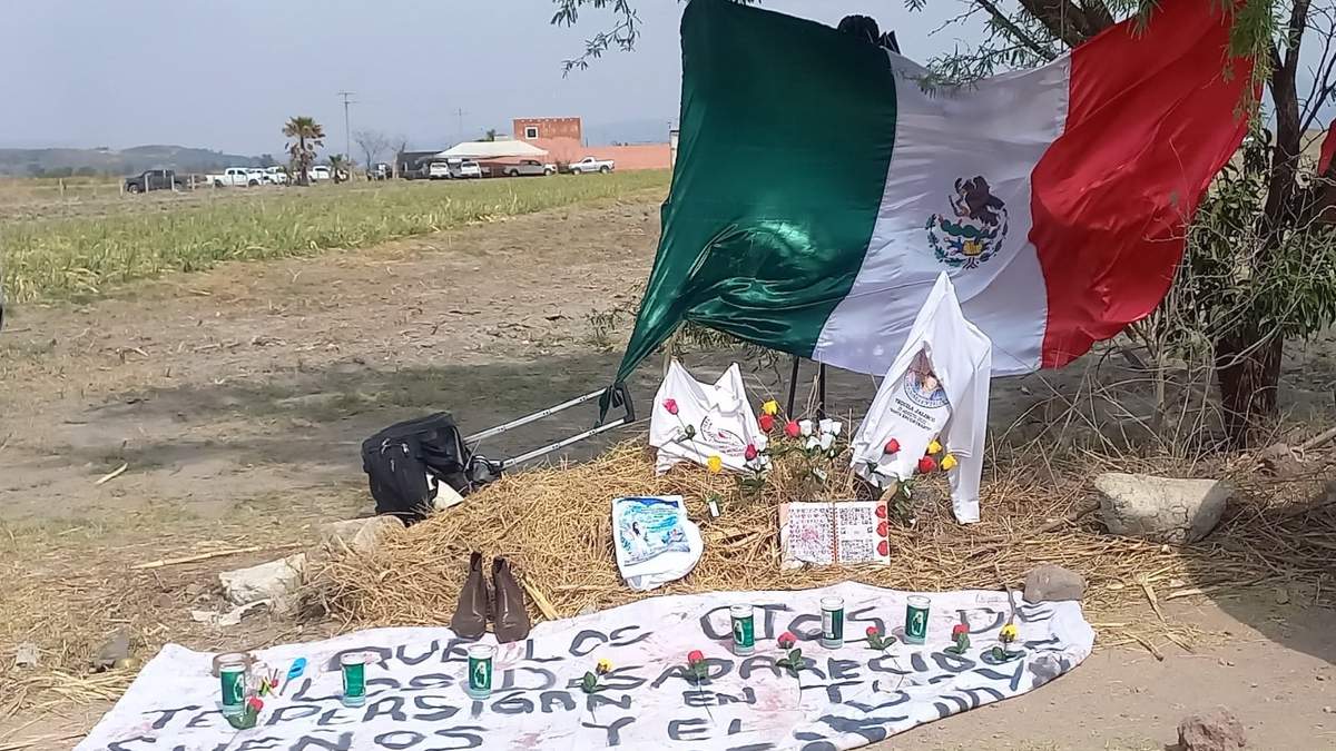 Memorial dedicado a las víctimas de desaparición en México, instalado frente al rancho Izaguirre en Teuchitlán