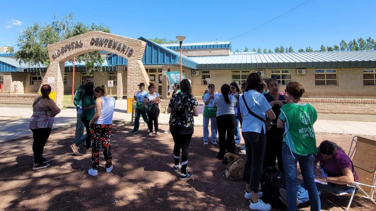 Enfermeros en el ingreso al hospital de Centenario. Fuente: (ATE)