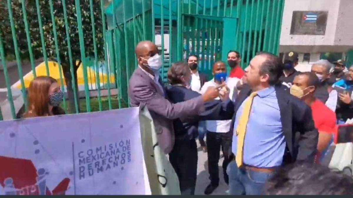 René Bolio en el momento que encaró a un funcionario cubano