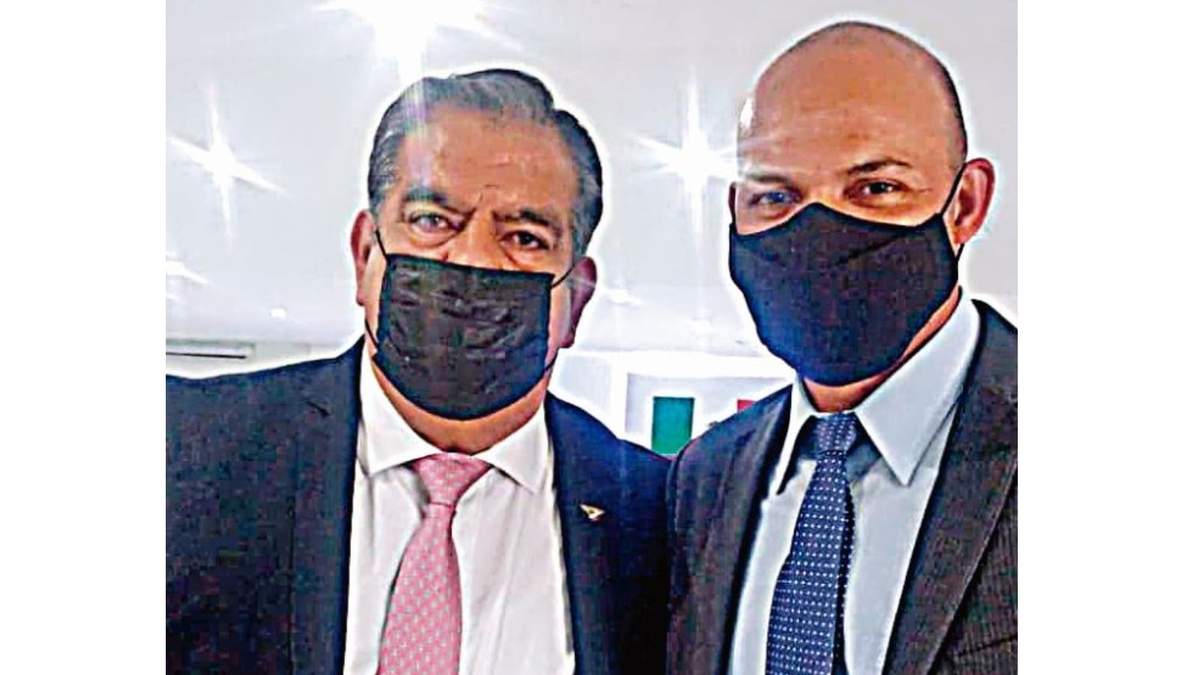 Hernández Chagoya (izq.). El hombre de los silencios