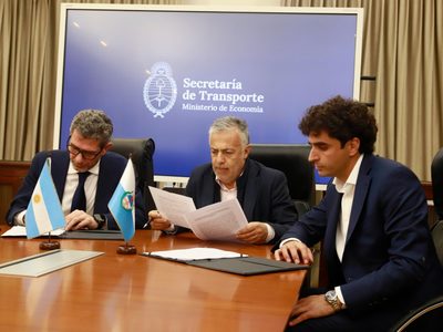 Cornejo firmó el convenio para avanzar en el tren a San Martín