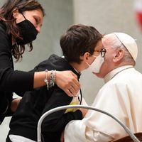Un niño con discapacidad, sube de forma espontánea al estrado en la audiencia del Papa
