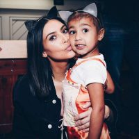 Kim Kardashian es interrumpida en plena entrevista por su hija y esta es su inesperada reacción