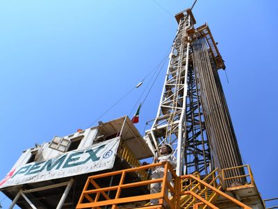 La producción petrolera va en aumento y llegará a 2 millones de barriles: AMLO