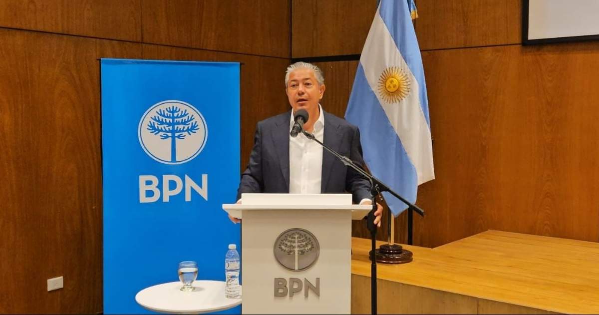 El gobernador, Rolando Figueroa, en el anuncio de los nuevos créditos. Fuente: (Minuto Neuquén)