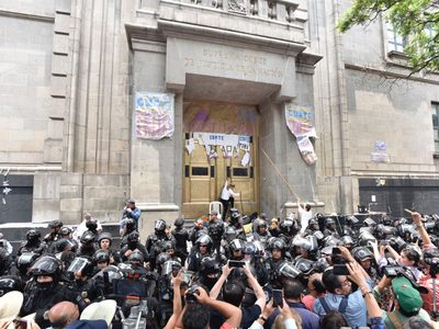 Marcha en favor de la Corte termina en pelea y quitan plantón contra ministros
