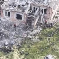 Un video muestra a soldados rusos reteniendo a prisioneros de guerra ucranianos