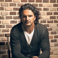 Ricardo Arjona vivió una emocionante historia detrás de su nuevo tema "Ella Baila Sola"