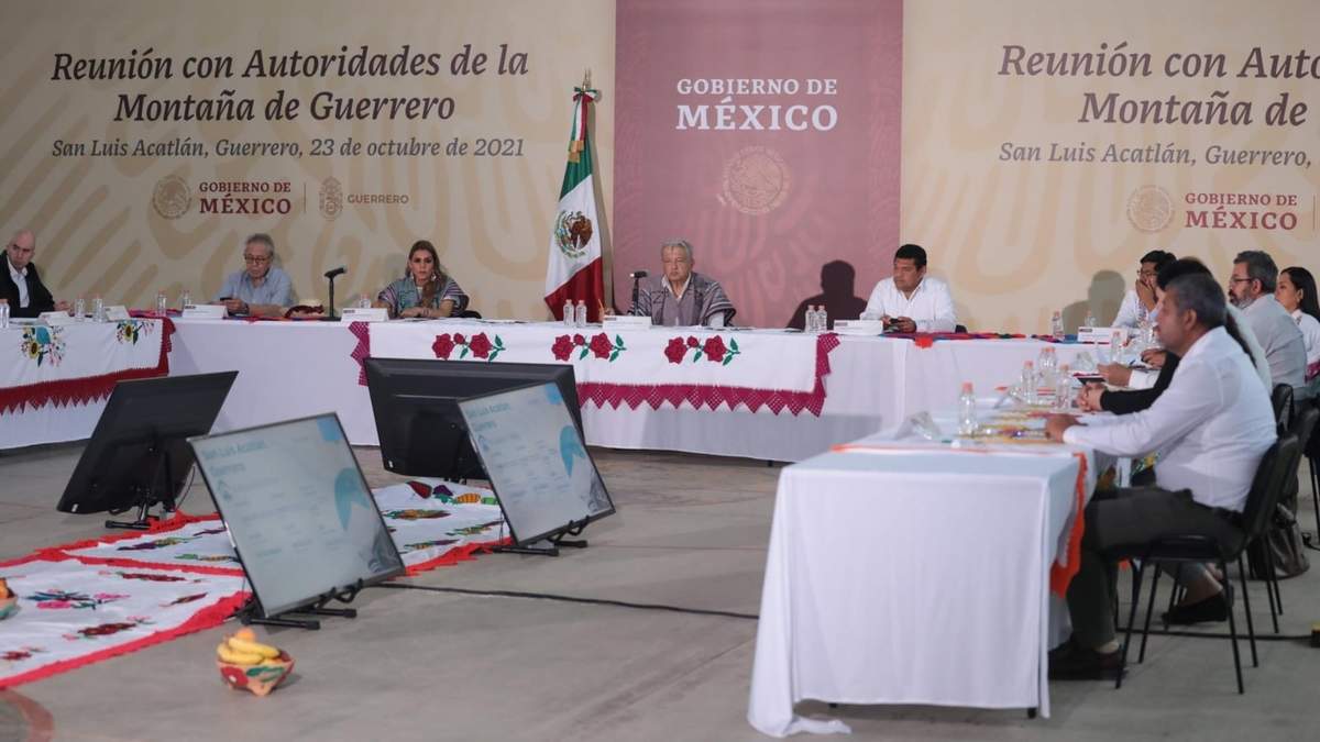 El presidente López Obrador durante su gira por Guerrero