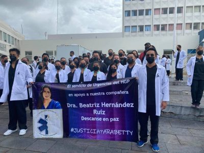 Médicos marchan por la doctora Beatriz Hernández en Pachuca y dan el último adiós en su comunidad