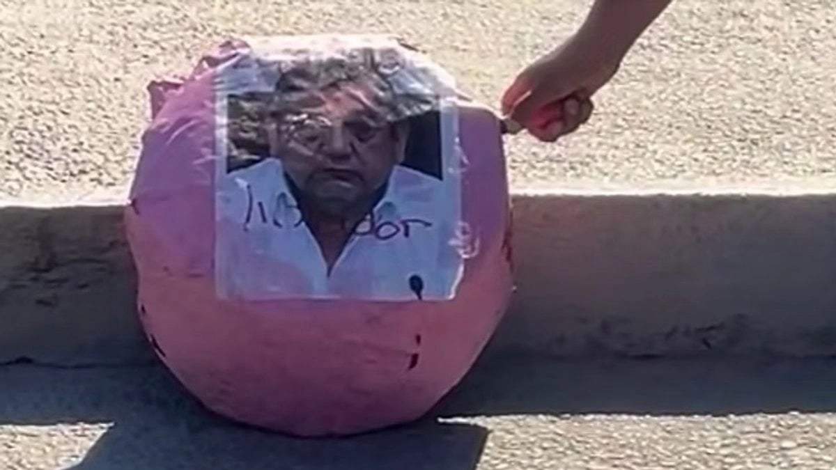Mujeres queman figura de Félix Salgado Macedonio durante marchas del 8M en Guerrero