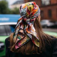 Las mejores formas de usar los pañuelos en invierno, el accesorio que fue en furor y vuelve con todo