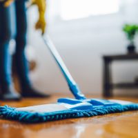 La receta mágica de solo 5 ingredientes que dejará los pisos de tu casa relucientes y sin manchas