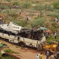 Fatal accidente en India: más de 30 personas fallecieron a bordo de un autobús