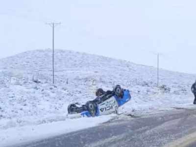 Por el temporal de nieve y lluvia, volcó un patrullero de la policía en la ruta 237