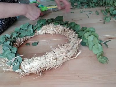 Si querés algo diferente y hermoso: creá esta corona navideña con ramas de eucalipto y el más rico olor