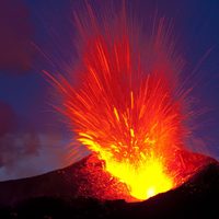 “Lo veo desde mi ventana”: un poderoso volcán en Islandia explota ferozmente