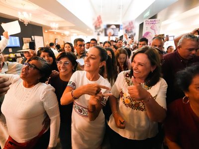 Abuchean a Sheinbaun al llegar al aeropuerto de Veracruz; la candidata responde con besos (Video)