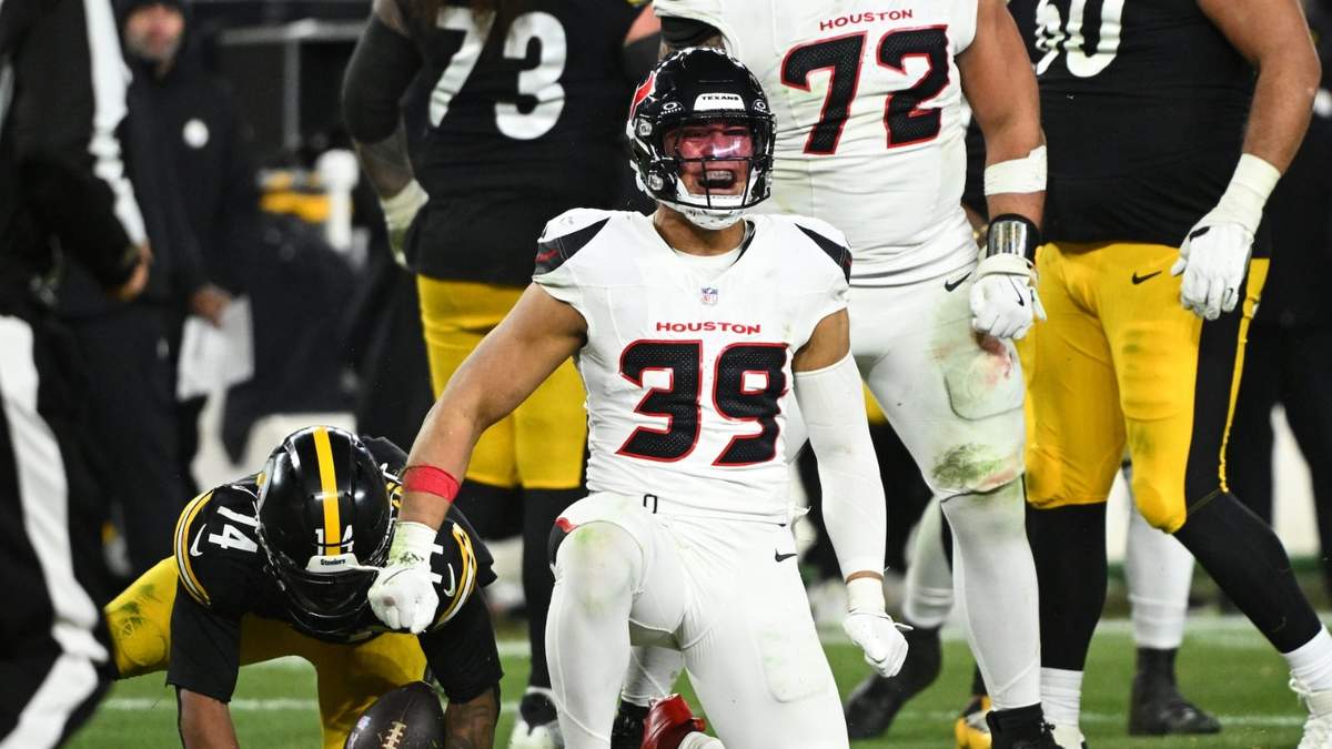 El linebacker de los Texans de Houston Henry To'oto'o reacciona tras taclear al corredor de los Steelers de Pittsburgh Kenneth Gainwell