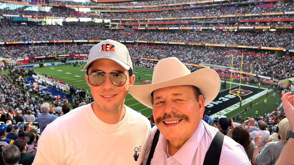 El senador disfrutando del juego de este domingo