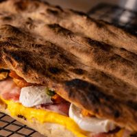 Pizza Baciata: la mejor versión de un clásico relleno que es adictivo