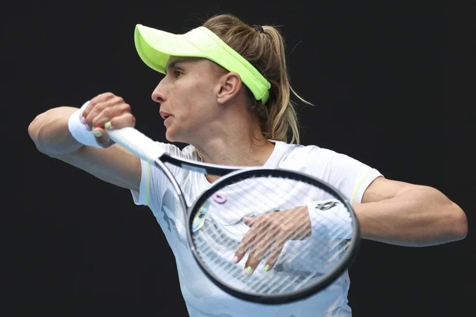 La ucraniana Lesia Tsurenko devuelve un golpe de derecha a la bielorrusa Aryna Sabalenka durante su partido de tercera ronda del Abierto de Australia en Melbourne Park, Australia, el 19 de enero de 2024.