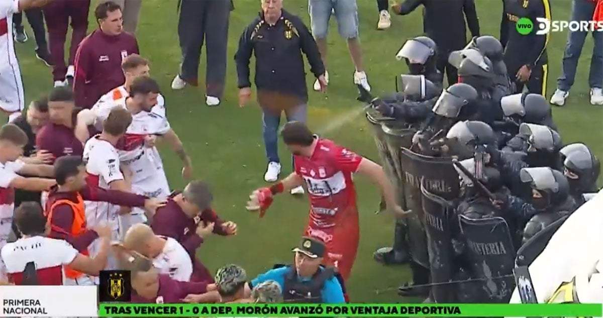 La policía de Madryn tirándole gas pimienta a los futbolistas de Deportivo Morón