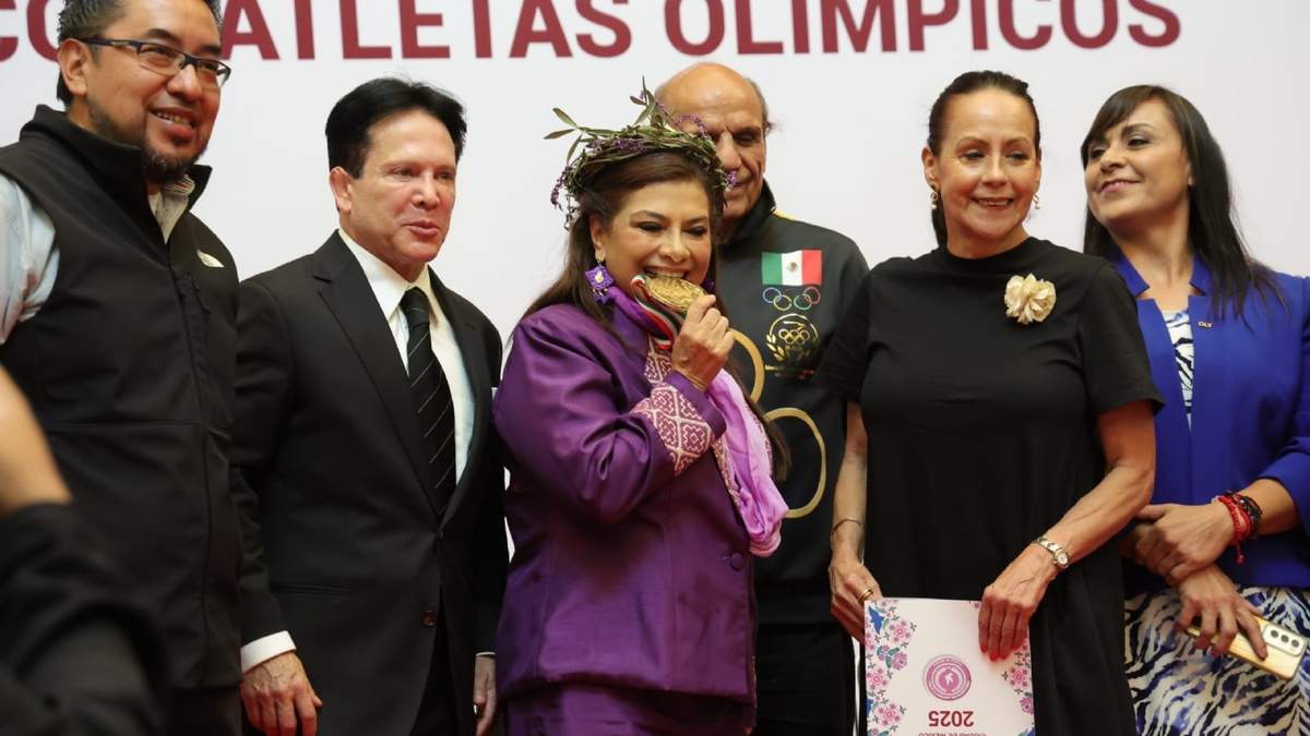 La jefa de Gobierno, Clara Brugada Molina, encabeza un acto de reconocimiento a atletas olímpicos en el exConvento de San Hipólito