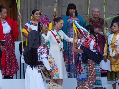 Sheinbaum recibe el bastón de mando y reitera que las mujeres serán prioridad